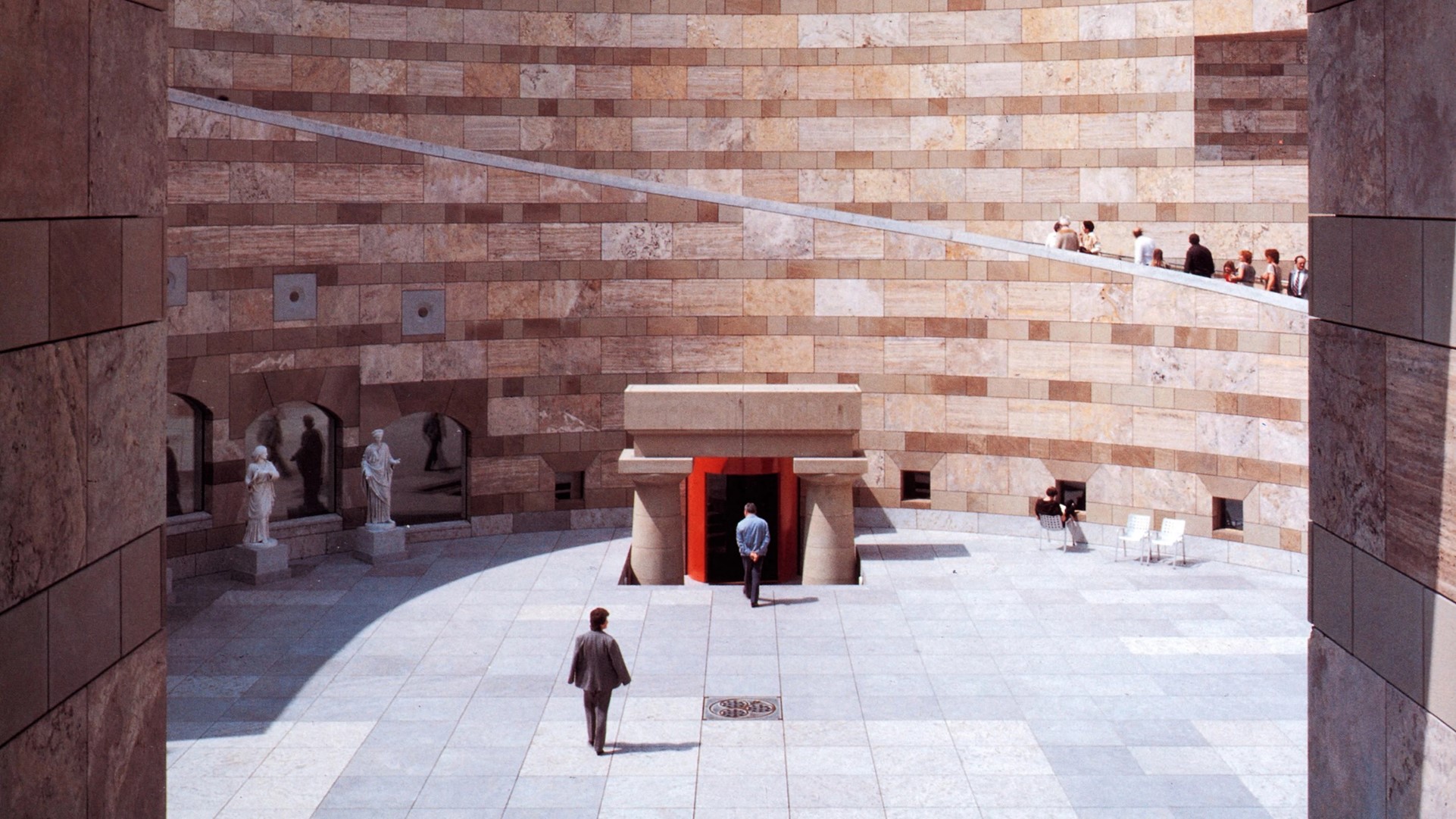 Patio interior de la Nueva Galería Estatal de Stuttgart. James Stirling. Fotografía de Richard Bryant.