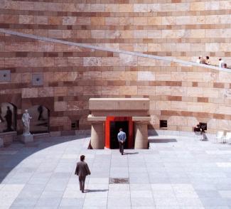 Patio interior de la Nueva Galería Estatal de Stuttgart. James Stirling. Fotografía de Richard Bryant.