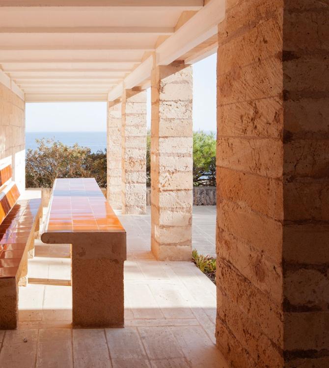 Espacio exterior de Can Lis. Jorn Utzon. Fotografía de Torben Skerod, propiedad de The Utzon Foundation.