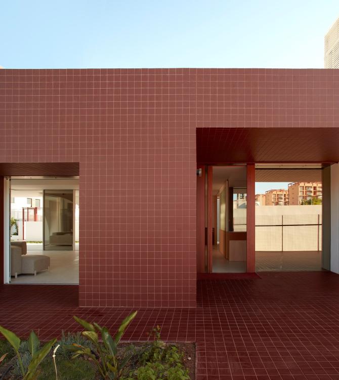 G:¿Tenéis en mente algún proyecto (histórico o contemporáneo) cuyo pavimento os parezca especialmente interesante? ¿O que quizás aporte algo diferenciador al carácter general del proyecto? H: El pavimento siempre es un plano de referencia para nuestros proyectos y también en los proyectos que estudiamos, como la piedra natural en las Termas de Vals de Peter Zumthor, capaz de hacerte sentir con su tacto, despiece y tono, la realidad de su enclave y la pureza del momento. G:¿Nos podéis hablar de algún