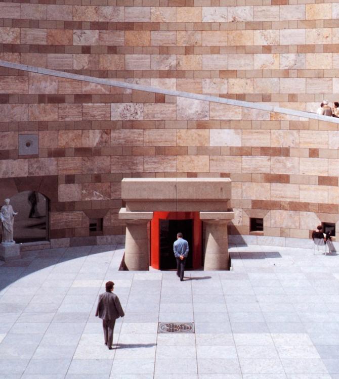 Patio interior de la Nueva Galería Estatal de Stuttgart. James Stirling. Fotografía de Richard Bryant.