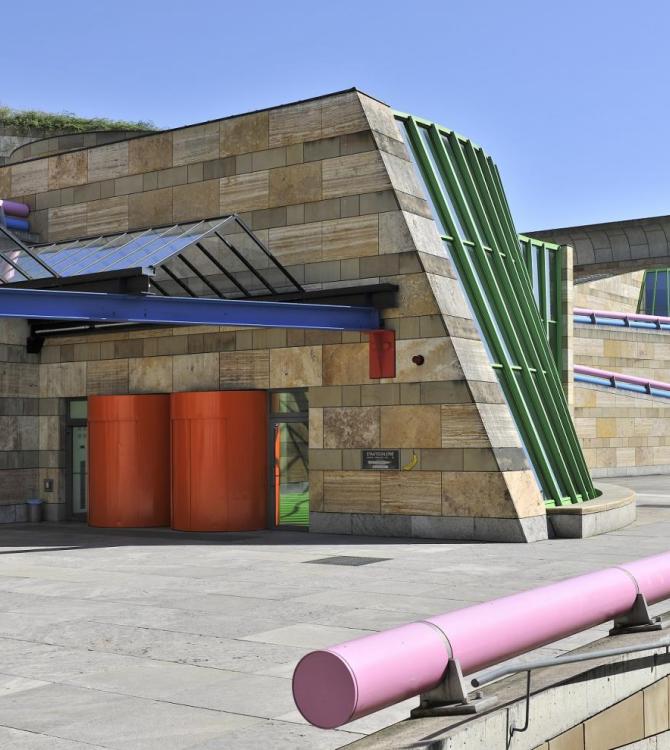 En 1977 se celebró un concurso de ideas para realizar la ampliación de la Galería Estatal de Stuttgart, denominada Staatsgalerie. El arquitecto escocés James Stirling fue elegido por unanimidad para realizar el proyecto.  Este polémico edificio postmodernista, calificado de excesivamente formal, fue sin embargo ampliamente aceptado por la ciudadanía. El cuidado por el entorno y su relación con el espacio urbano explica esta aceptación por parte de la ciudadanía. Su gran patio central descubierto permite atr