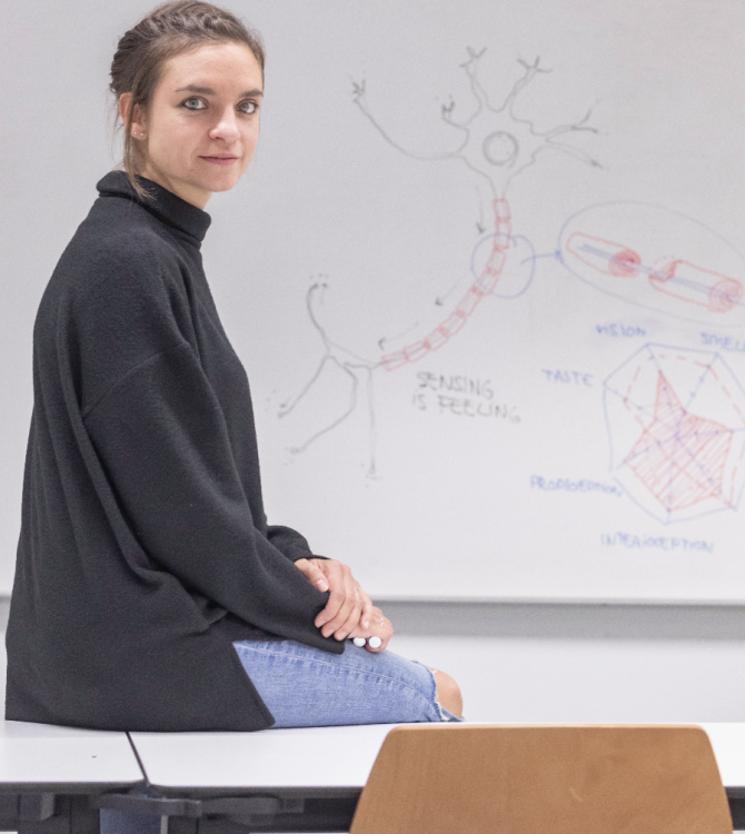 Ana Mombiedro, arquitecta, docente y neuropsicóloga después de una de sus clases sobre las implicaciones del sistema nervioso en la percepción del espacio. Fotografía cedida por Ana Mombiedro.