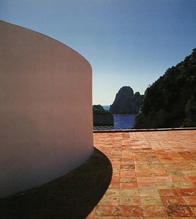 Vsitas de la costa de Capri desde el solarium. Proyecto de Adalberto Libera.